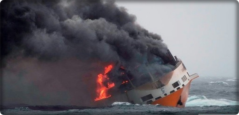 فرنسا تواجه كارثة بيئية بعد غرق سفينة ايطالية قرب سواحلها