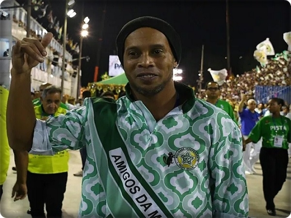 اعتقال نجم البرازيل رونالدينيو بعد أن أرشد عن عصابة